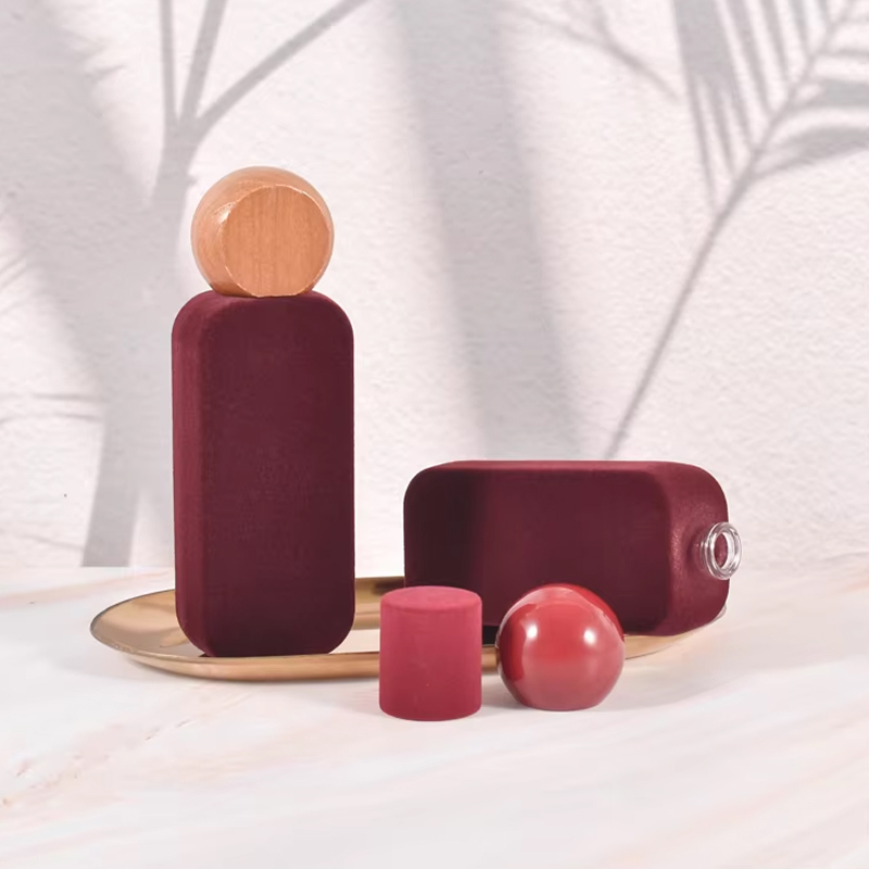 Personnalisez la bouteille en verre de parfum de velours de flocage de cuir embouti de luxe de couleur bouteille de parfum en verre de 50 ml 