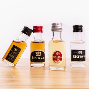 Petites mini bouteilles d'alcool en verre avec couvercles
