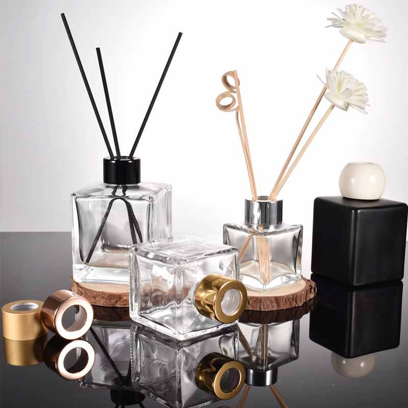 Bouteille de diffuseur en verre à roseau carrée avec rotin