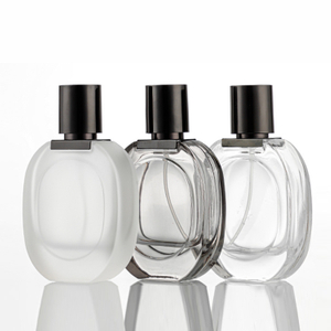 Bouteille de parfum de recharge en verre transparent givré recyclable de luxe de 30 ml 50 ml avec capuchon de pulvérisation à pompe noire