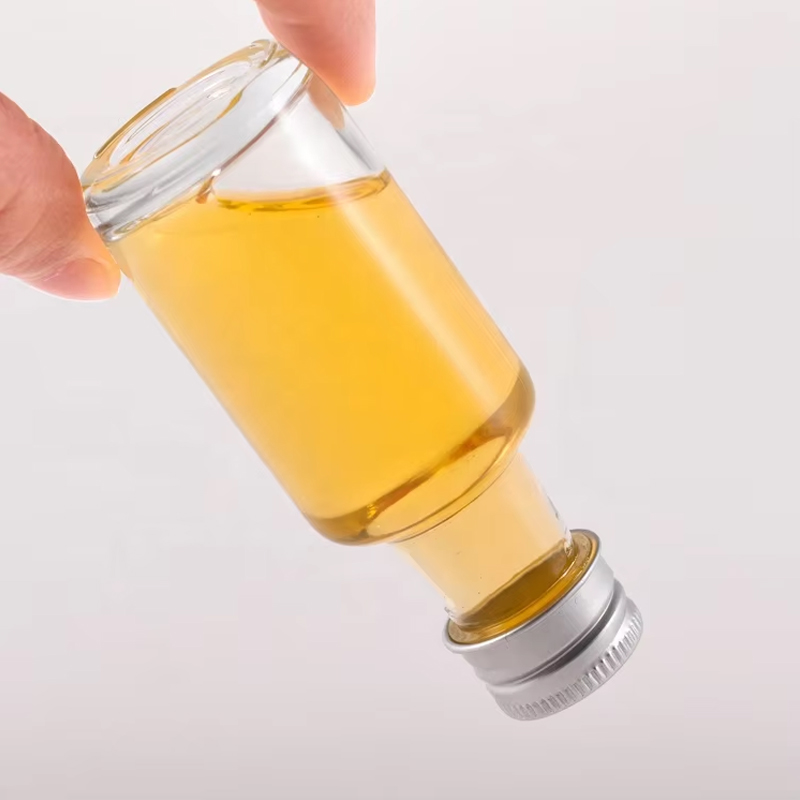 Petites mini bouteilles d'alcool en verre avec couvercles
