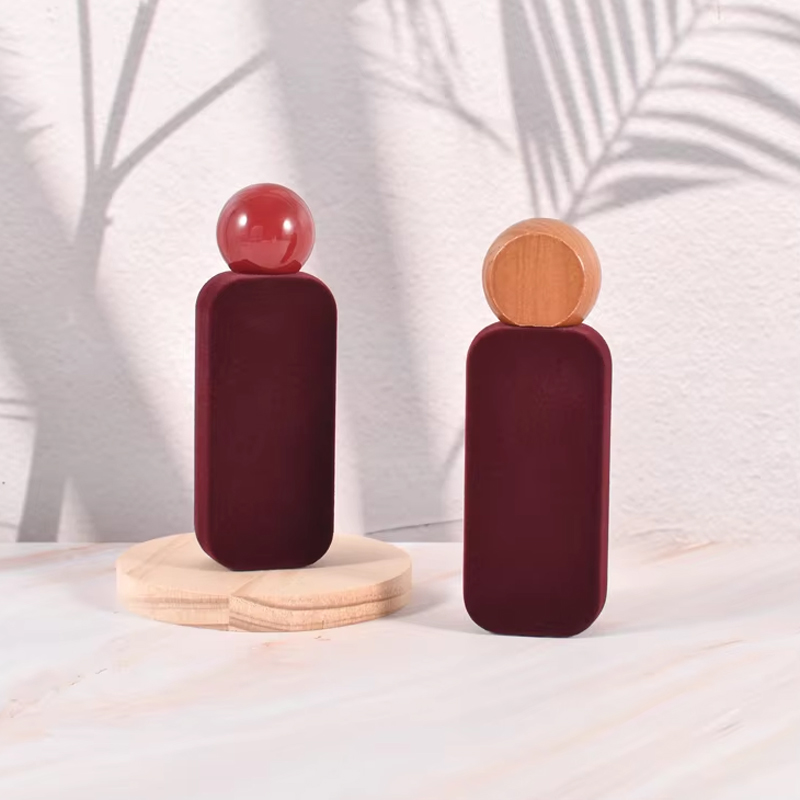 Personnalisez la bouteille en verre de parfum de velours de flocage de cuir embouti de luxe de couleur bouteille de parfum en verre de 50 ml 