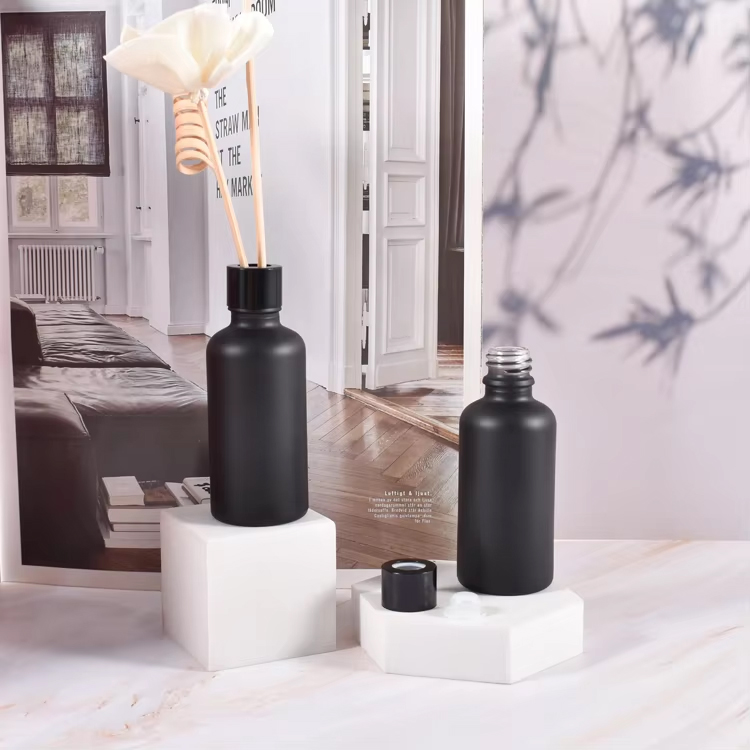 Bouteille de diffuseur de roseau en verre noir ronde de luxe faite sur commande de 50 ml avec le chapeau 