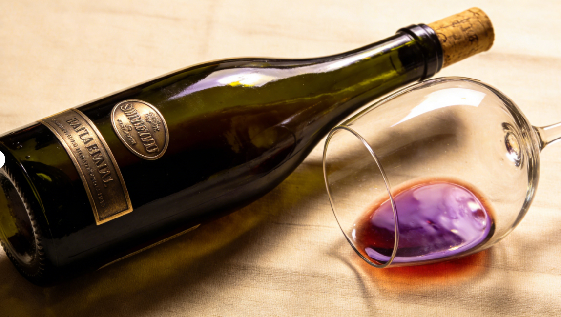 Comment ouvrir une bouteille de vin sans tire-bouchon : techniques professionnelles pour les amateurs de bons vins