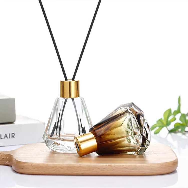 Le diffuseur en verre de style Morden met en bouteille la bouteille de diffuseur de roseau de cône des bouteilles 60ml