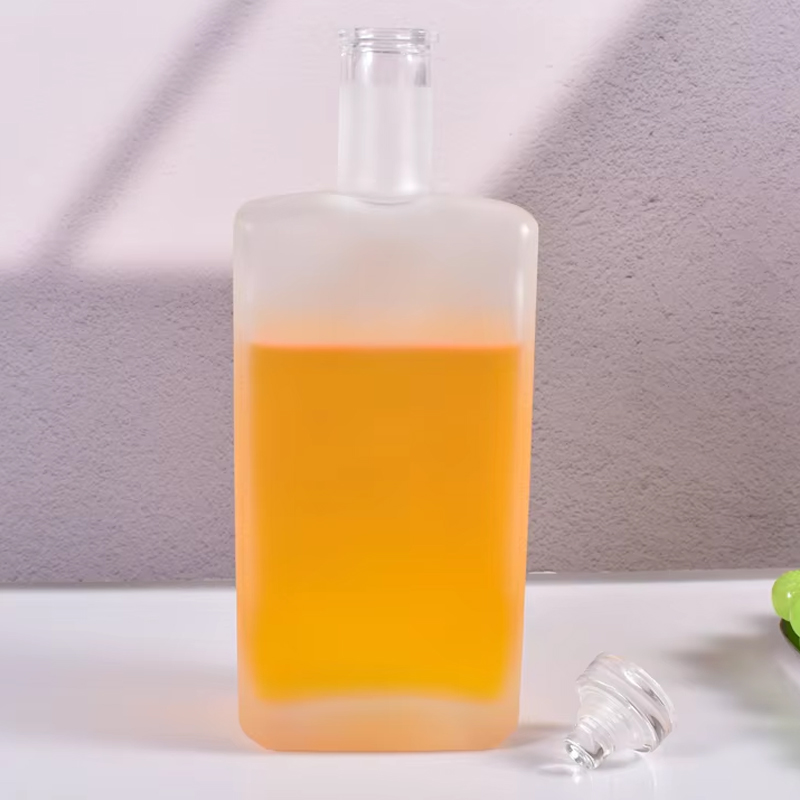 Bouteille d'alcool en verre givré carré personnalisé avec couvercle en verre