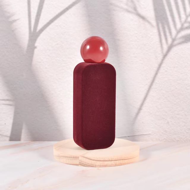 Personnalisez la bouteille en verre de parfum de velours de flocage de cuir embouti de luxe de couleur bouteille de parfum en verre de 50 ml 