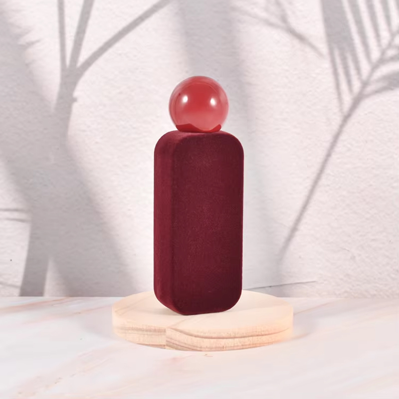 Personnalisez la bouteille en verre de parfum de velours de flocage de cuir embouti de luxe de couleur bouteille de parfum en verre de 50 ml 